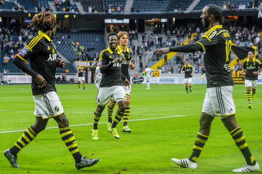 s Mohamed Bangura, t.v, firar 2-1 med Ebenezer Ofori, Sam