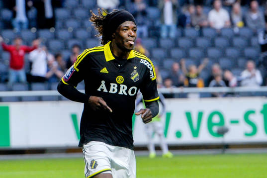 s Mohamed Bangura firar 2-1under fotbollsmatchen i
