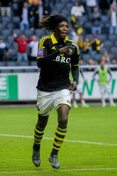 s Mohamed Bangura firar 2-1under fotbollsmatchen i