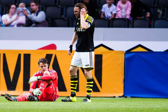 s målvakt Oscar Linnér  får kramp och stretchar