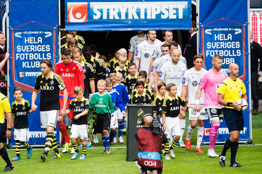 Spelarna går in på planen