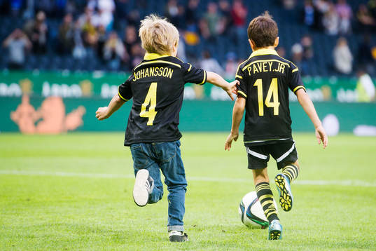s  Nils-Eric Johansson och Kenny Pavey spelar fotboll