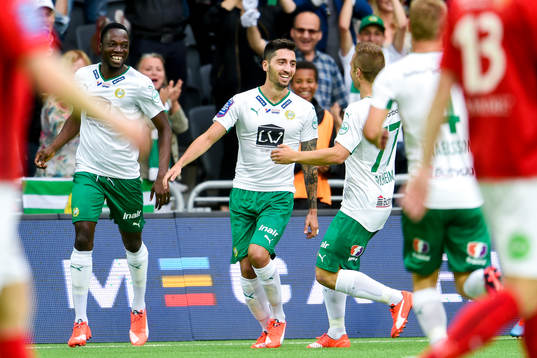 Hammarbys Amadaiya Rennie och Nahir Besara firar 1-0