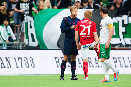 Domare Glenn Nyberg pratar med Falkenbergs Dan Keat