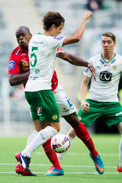 Falkenbergs Hakeem Araba försöker ta sig förbi Hammarbys