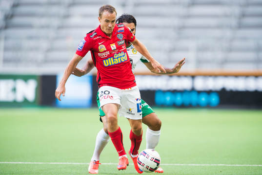 Falkenbergs Carl Wede tar sig förbi Stefan Batan