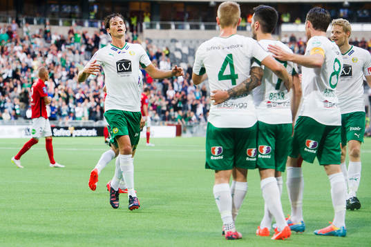 Hammarbys Philip Haglund (tv) jublar med lagkamrater