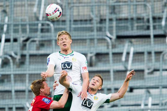 Hammarbys Lars Saetra och Mats Solheim i en luftduell mot