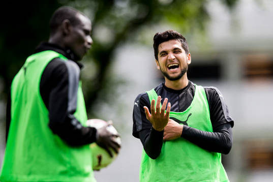 Malmö FFs Mahmut Özen skrattar åt Enock Kofi Adu