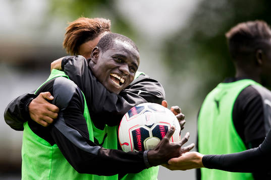 Malmö FFs Enock Kofi Adu skrattar när han kramas om av