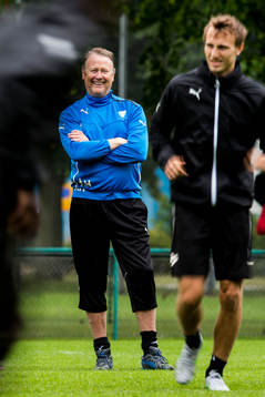 Malmö FFs tränare Åge Hareide skrattar