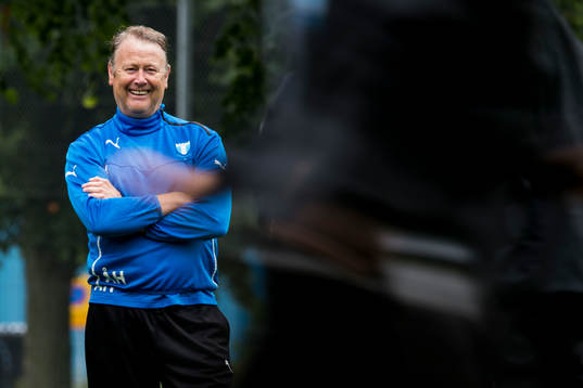 Malmö FFs tränare Åge Hareide skrattar