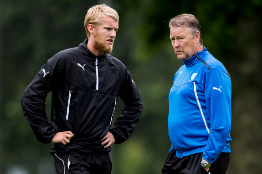 Malmö FFs Filip Helander i samtal med tränare Åge Hareide