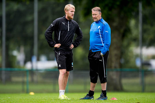Malmö FFs Filip Helander i samtal med tränare Åge Hareide