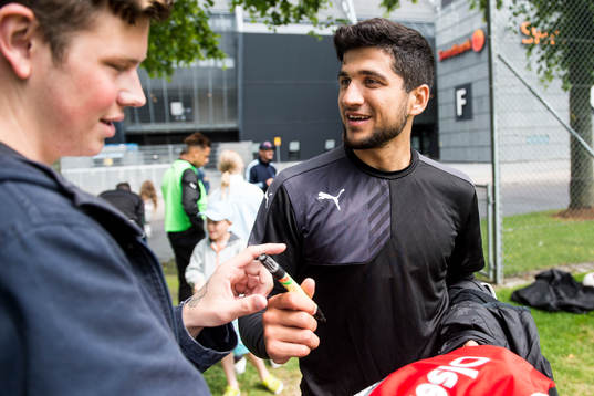 Malmö FFs Mahmut Özen skriver autografer