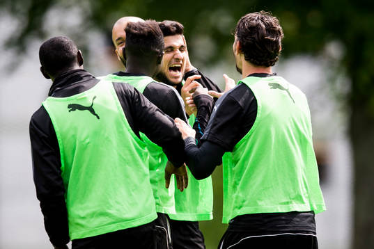 Malmö FFs spelare skojar med Mahmut Özen
