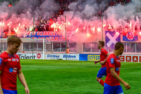 Helsingborgs supportrar tänder bengaler före