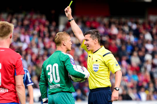 Helsingborgs målvakt Pär Hansson får en varning