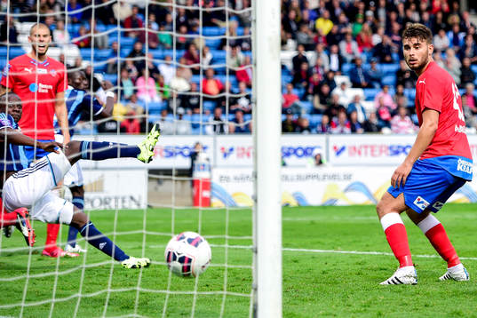 Djurgårdens Nyasha Mushekwi gör 0-1