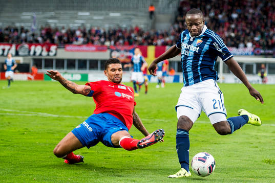 Djurgårdens Nyasha Mushekwi och Helsingborgs Victor Palsson