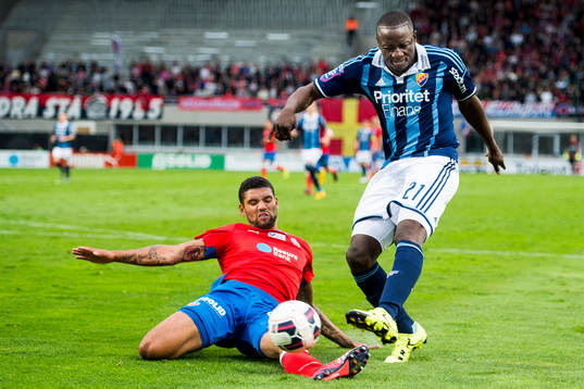 Djurgårdens Nyasha Mushekwi och Helsingborgs Victor Palsson