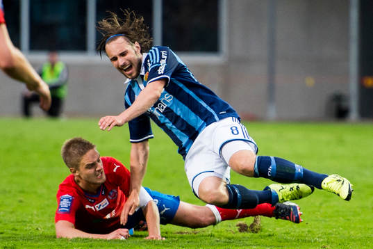 Helsingborgs Johan Mårtensson tacklar omkull Djurgårdens