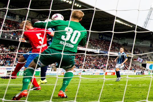 Djurgårdens Nyasha Mushekwi gör 0-1 bakom Helsingborgs