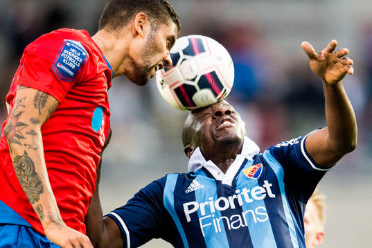 Helsingborgs Victor Palsson i nickduell med Djurgårdens