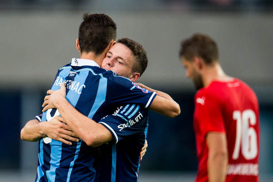 Djurgårdens Haris Radetinac och Kerim Mrabti kramas