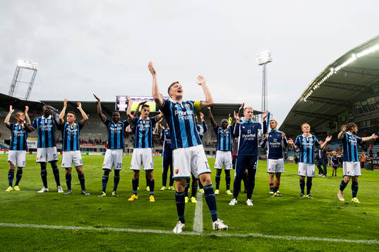 Djurgårdens spelare med Emil Bergström längst fram jublar