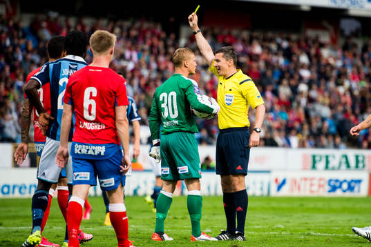 Helsingborgs målvakt Pär Hansson får gult kort av domare