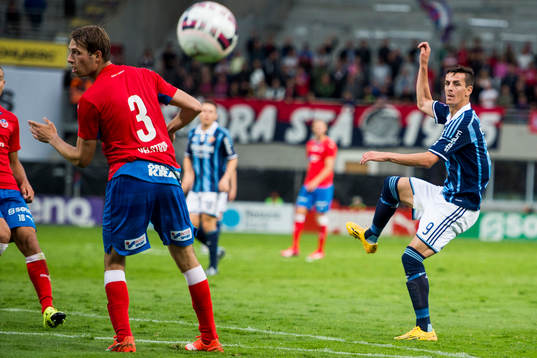 Djurgårdens Haris Radetinac testar skott mot Helsingborgs