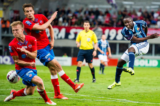 Djurgårdens Nyasha Mushekwi skjuter och Helsingborgs