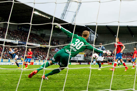 Djurgårdens Haris Radetinac (tv) testar skott mot
