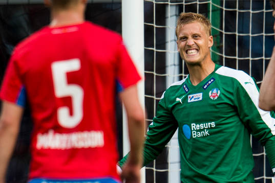 Helsingborgs målvakt Pär Hansson grimaserar