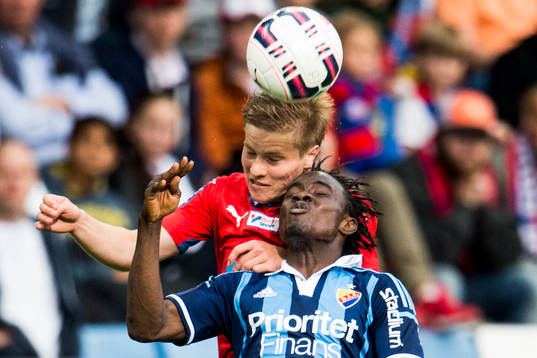 Helsingborgs Jere Uronen i nickduell med Djurgårdens Sam
