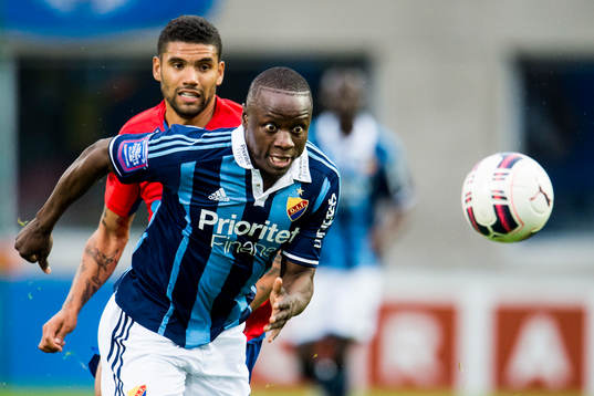 Djurgårdens Nyasha Mushekwi och Helsingborgs Victor Palsson