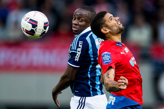 Djurgårdens Nyasha Mushekwi och Helsingborgs Victor Palsson