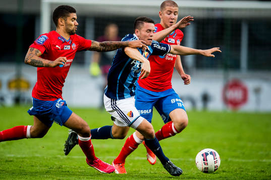 Djurgårdens Kerim Mrabti tar sig förbi Helsingborgs