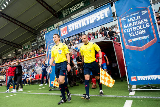 Domare Bojan Pandzic med kollegor gör entré