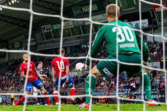 Djurgårdens Emil Bergström skjuter förbi Helsingborgs