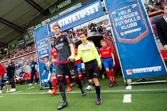 Djurgårdens målvakt Kenneth Høie gör entré