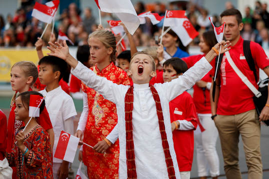 En pojke från Singapore jublar