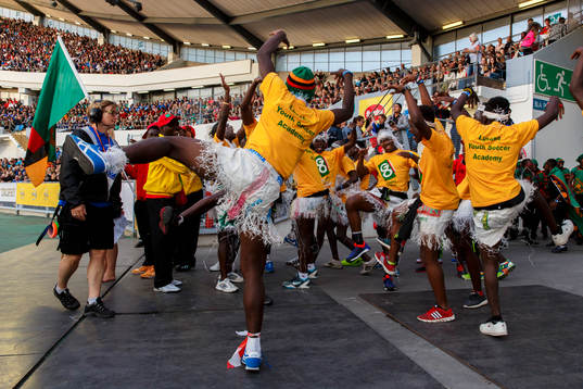 Ungdomar från Zambia dansar