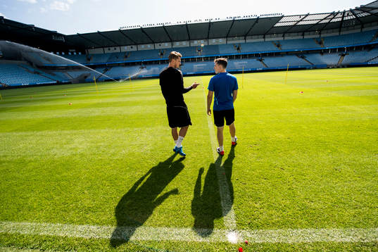 Markus Rosenberg pratar med fystränare Ben Rosen