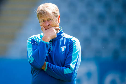 Tränare Åge Hareide ser bekymrad ut
