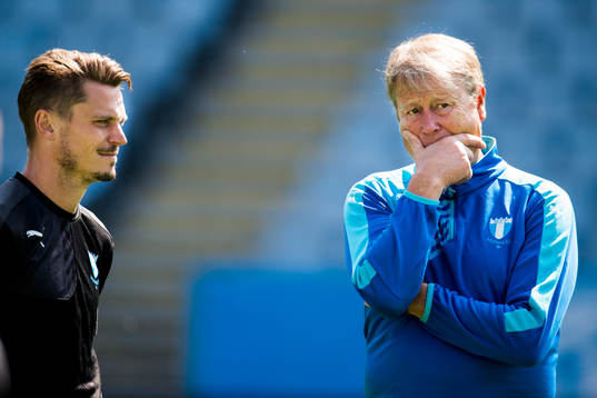 Markus Rosenberg och tränare Åge Hareide ser bekymrade ut