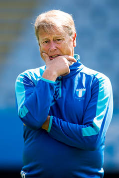 Tränare Åge Hareide ser bekymrad ut