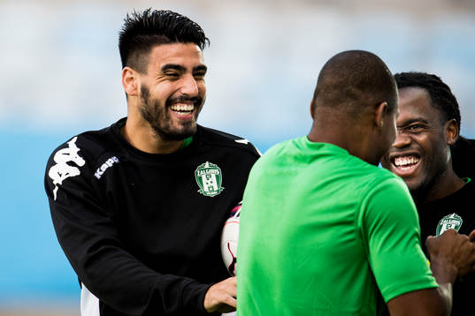 Lucas Gaúcho och Donovan Slijngaard skojar med Eliandro