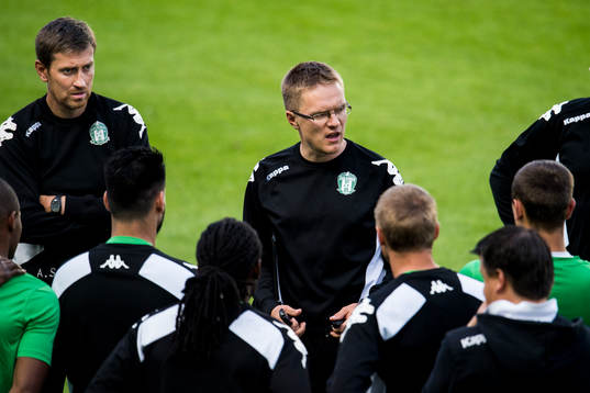 Tränare Valdas Dambrauskas (m) pratar med spelarna